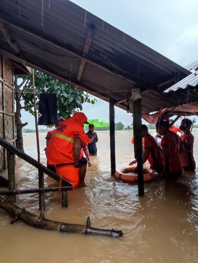 Cứu hộ người dân mắc kẹt trong lũ lụt ở Ormoc, tỉnh Leyte, Philippines . Ảnh: Coastguard Philippines
