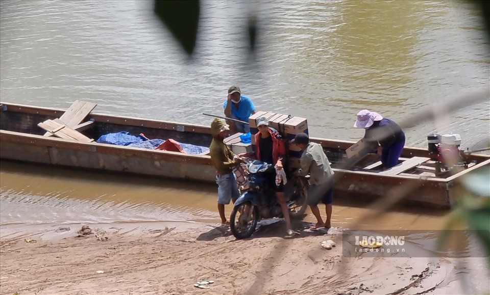 Đò chở hàng lậu từ Lào về, cập bờ sông ở khóm Tân Kim ngay cạnh chốt phòng dịch COVID-19 số 23 vào 13h49 ngày 16.8. Ảnh: Nhóm PV.