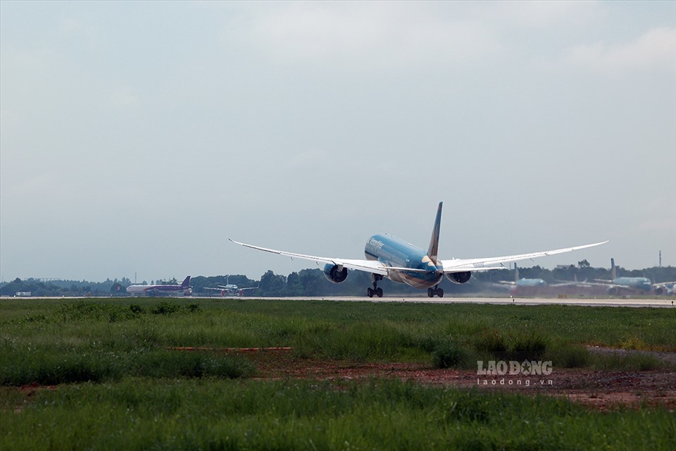 Chuyến bay VN611 của Vietnam Airlines đi Bangkok bằng máy bay Boeing787-9 Dreamliner cất cánh lúc 9h25 sáng 9.9 tại Cảng hàng không Quốc tế Nội Bài. Dự kiến thi công đường cất hạ cánh 1A từ ngày 1.10.2021 phấn đấu cơ bản hoàn thành đưa vào sử dụng trước Tết Nguyên đán 2022.