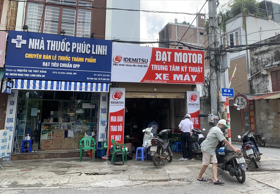Cửa hàng sửa chữa xe máy tại phường Ngọc Thụy khá nhộn nhịp sau thời gian phải tạm đóng cửa phòng dịch.