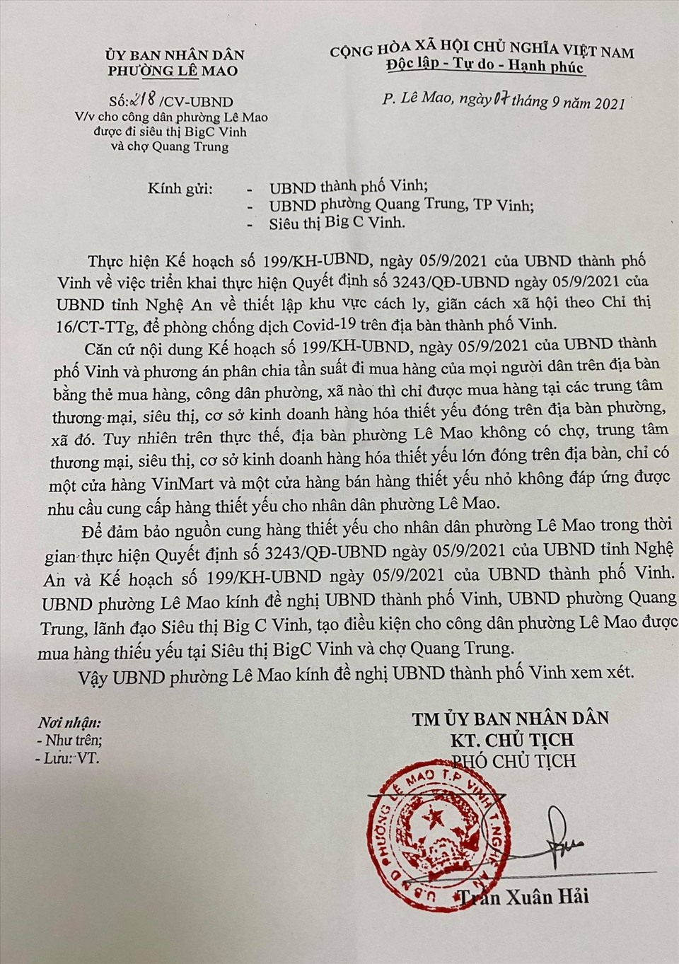 UBND phường Lê Mao đề nghị cho phép người dân trên địa bàn được mua hàng ở siêu thị Big C Vinh, nhưng không được chấp nhận. Ảnh: QĐ