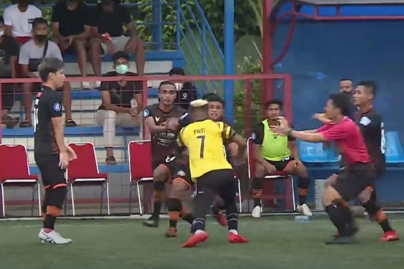 Cảnh lộn xộn trên sân sau tình huống chơi xấu của cầu thủ Indonesia. Ảnh chụp màn hình