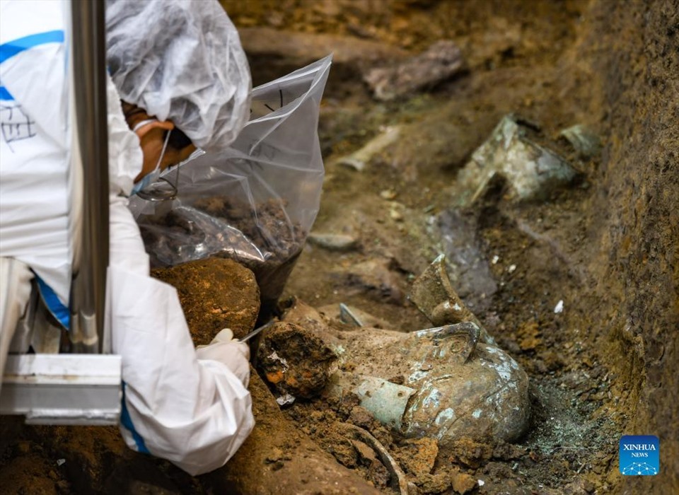 Một nhà khảo cổ học làm việc tại hố hiến tế số 8 ở Tam Tinh Đôi, ngày 2.9.2021. Ảnh: Tân Hoa Xã