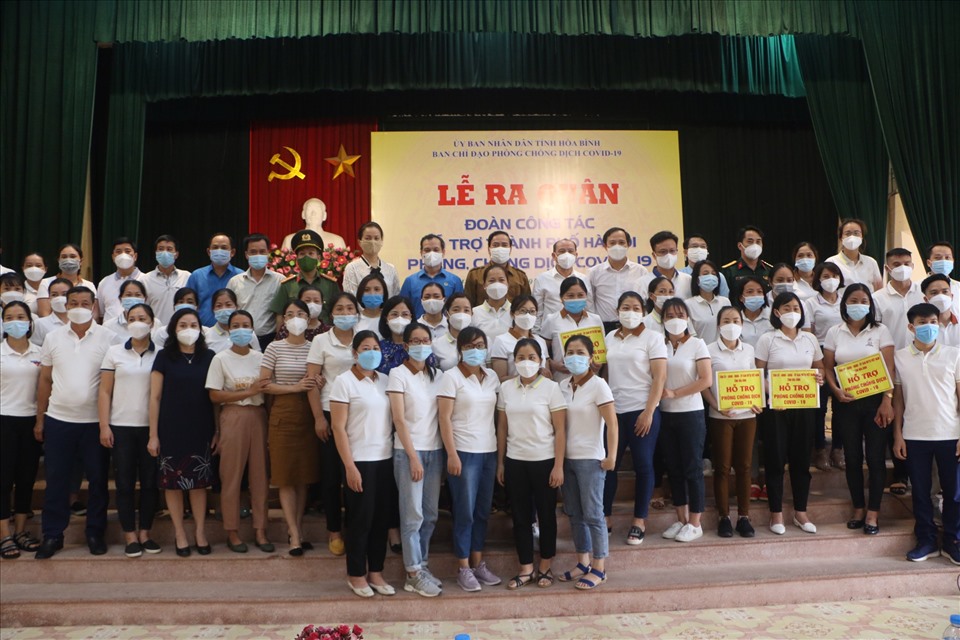 Đoàn công tác của tỉnh Hoà Bình hỗ trợ chống dịch COVID-19 tại Hà Nội. Ảnh: Mạnh Cường