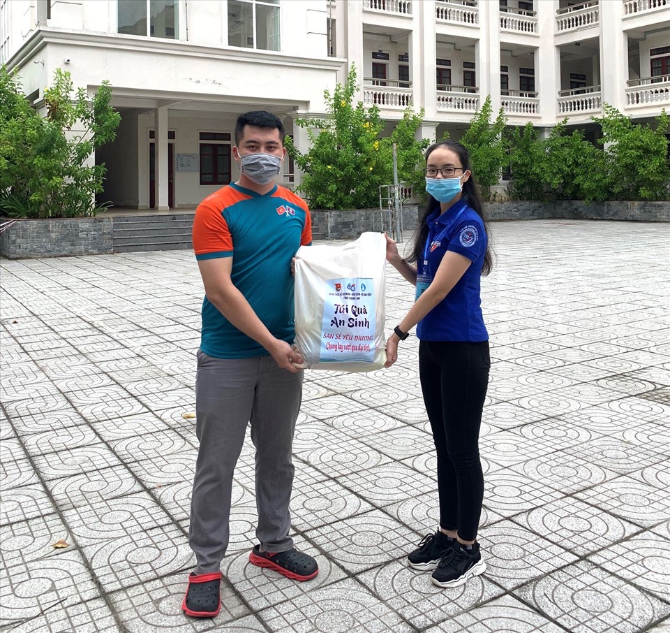 Chị Giang tận tay trao các túi quà ủng hộ cho các Lưu học sinh đang sinh sống lại Kí túc xá Trường Đại học Vinh. Ảnh: NVCC
