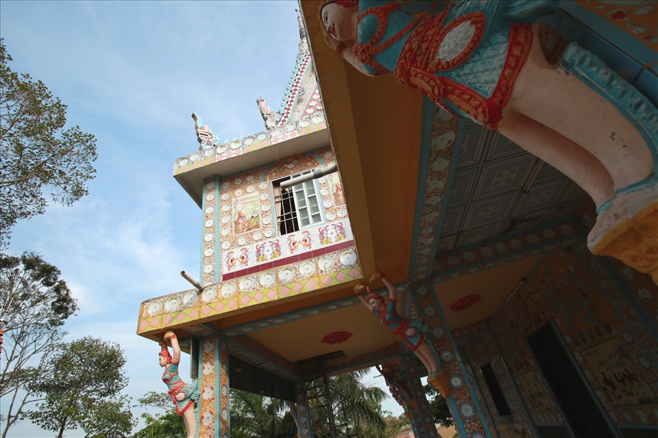 Năm 2012 chùa Chén Kiểu xây dựng thêm khu sala, trường học trong khuôn viên chùa và ước tính đã có khoảng 9.000 chiếc chén, đĩa tiếp tục được dùng để trang trí, ốp các bức tường những công trình này.