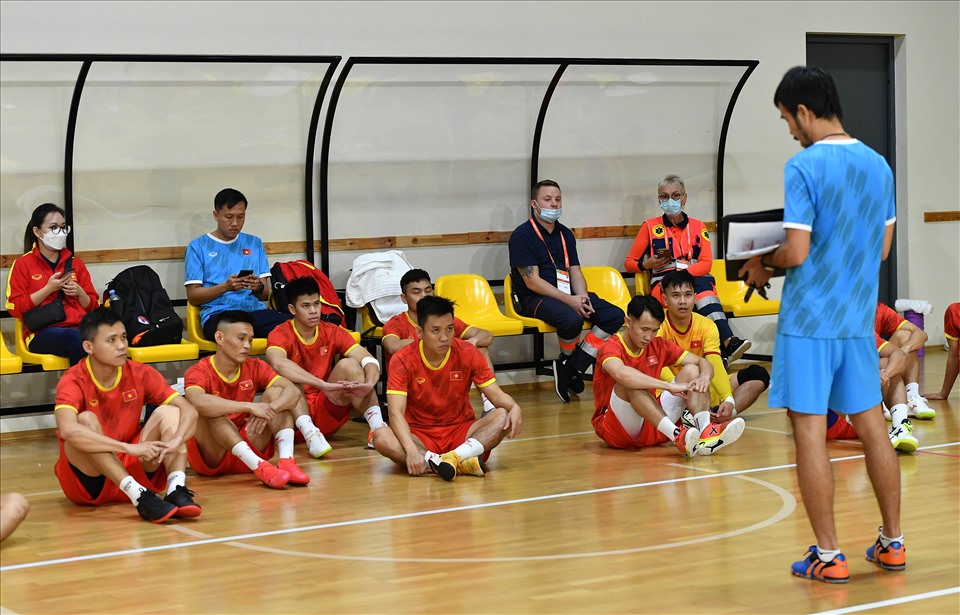 Trong buổi tập ngày 8.9 (giờ địa phương), tuyển futsal Việt Nam đã có gần 2 tiếng rèn quân tại nhà thi đấu ở Lithuania. Ảnh: VFF