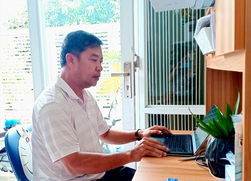 Phó Chủ tịch LĐLĐ tỉnh An Giang Nguyễn Hữu Giang sát cánh cùng bộ phận cán bộ làm việc suốt 4 ngày của kỳ nghỉ lễ. Ảnh: LT