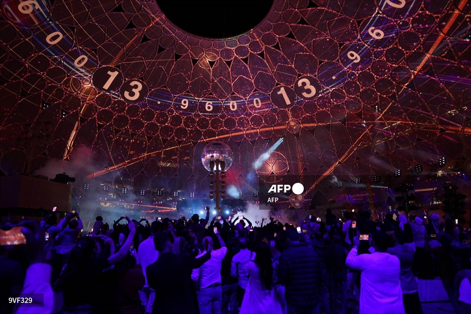 Pháo hoa thắp sáng tại Expo 2020, ở Dubai trong hoạt động đón năm mới 2022. Ảnh: AFP