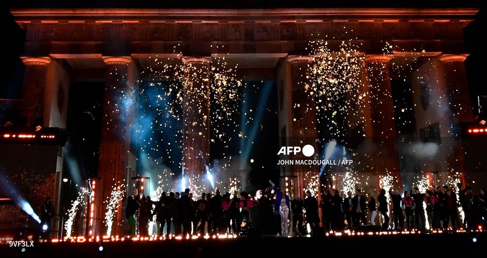 Người dân tập trung ở đại lộ Unter den Linden gần cổng Brandenburg ở Berlin để xem pháo hoa vào đêm giao thừa. Ảnh: AFP