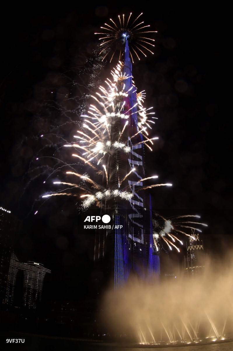 Pháo hoa đêm giao thừa thắp sáng tòa tháp Burj Khalifa ở Dubai. Ảnh: AFP