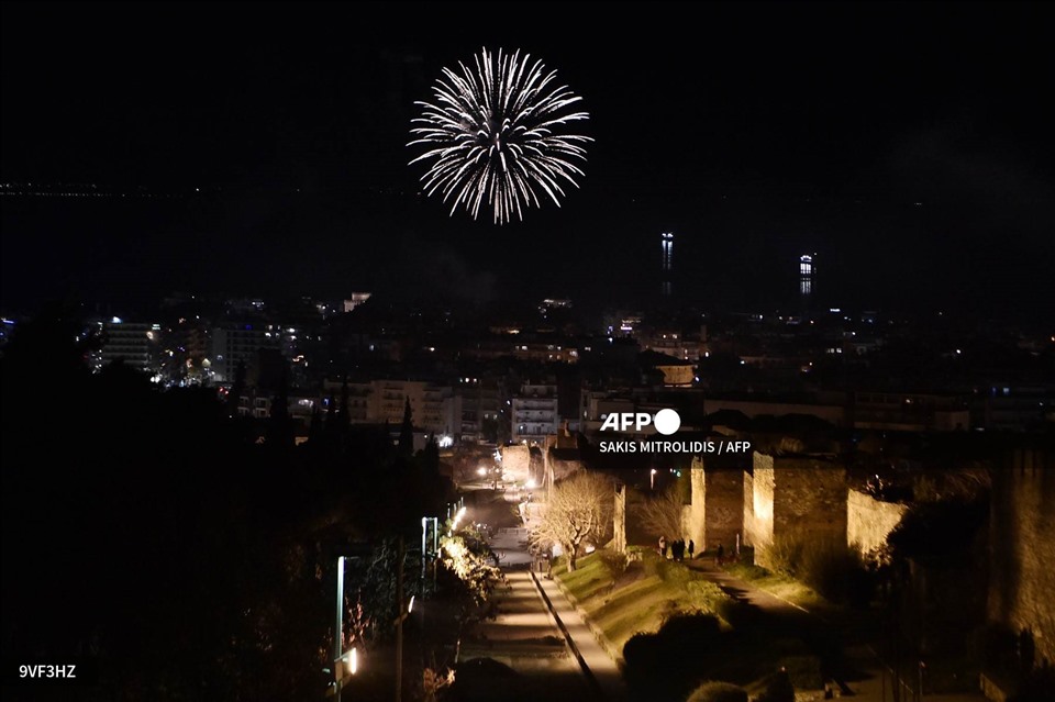 Pháo hoa trên vịnh Thermaikos ở Thessaloniki trong lễ đón năm mới ngày 1.1.2022 ở Hy Lạp. Ảnh: AFP