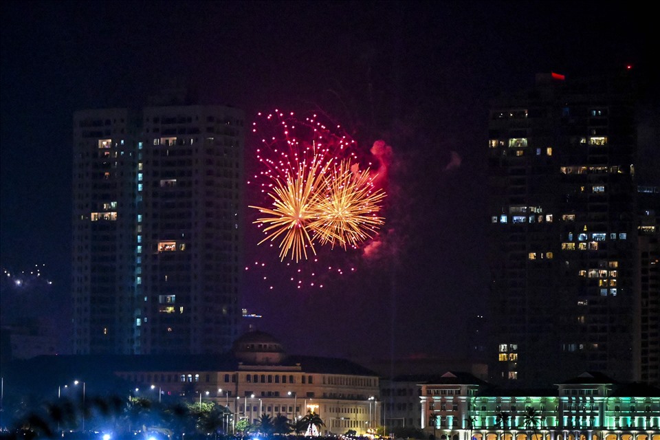 Pháo hoa đêm giao thừa thắp sáng bầu trời trong lễ đón năm mới ở Colombo, Sri Lanka ngày 1.1.2022. Ảnh: AFP
