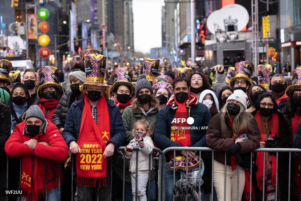 Người dân tập trung tại Quảng trường Thời đại, New York, chuẩn bị đón giao thừa. Ảnh: AFP