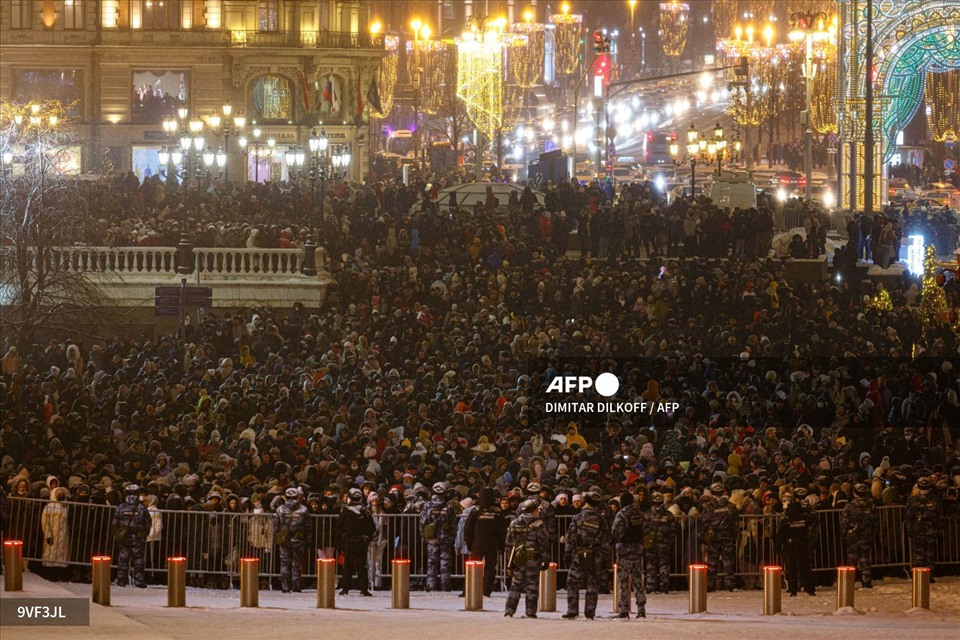Người dân tập trung gần Quảng trường Đỏ để ngắm pháo hoa đón giao thừa. Các hoạt động lễ hội đón năm mới tại Quảng trường Đỏ đã bị hủy bỏ do đại dịch COVID-19. Ảnh: AFP