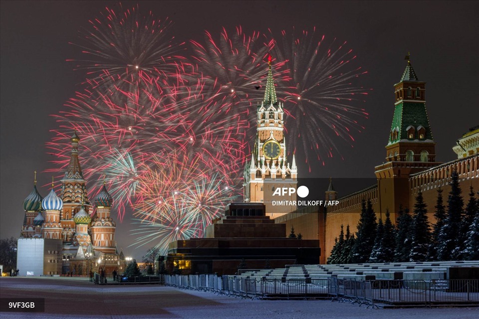 Pháo hoa thắp sáng bầu trời Điện Kremlin trong lễ đón năm mới ở Quảng trường Đỏ ngày 1.1.2022. Ảnh: AFP