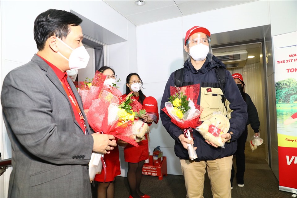 Giám đốc Điều hành Vietjet Đinh Việt Phương tặng hoa và lì xì may mắn cho hành khách trên chuyến bay đầu tiên của năm mới.