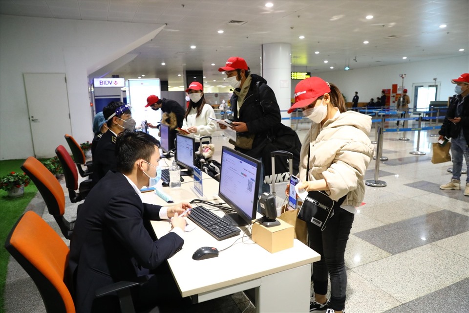 Hành khách trên chuyến bay quốc tế thực hiện các thủ tục xuất nhập cảnh, khai báo y tế tại sân bay