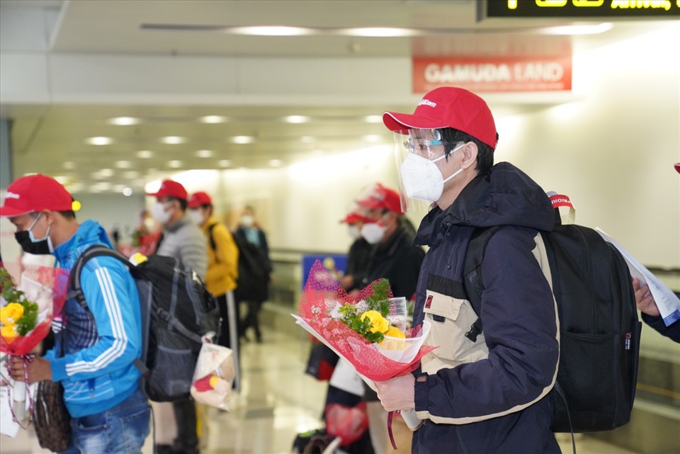 Hành khách trên chuyến bay quốc tế thực hiện các thủ tục xuất nhập cảnh, khai báo y tế tại sân bay