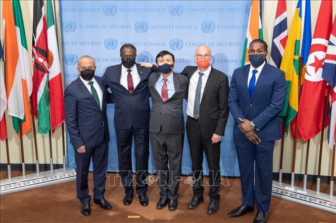 Đại sứ các nước Estonia, Niger, Saint Vincents & the Grenadines, Tunisia và Việt Nam tại lễ hạ quốc kỳ. Ảnh: TTXVN