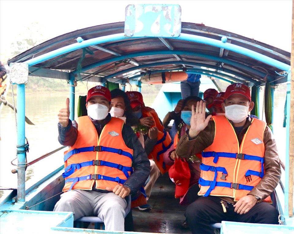 Các du khách bắt đầu chuyến thăm quan tại Quảng Bình trong năm mới 2022. Ảnh: H.L