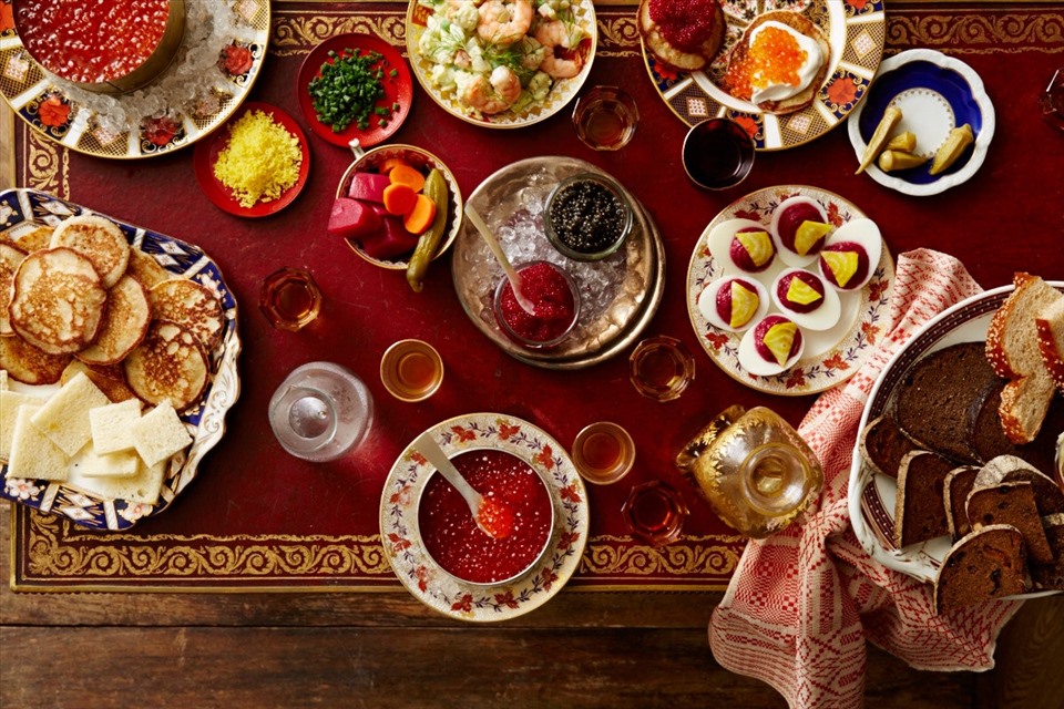 Người Nga sẽ cùng nhau thưởng thức các món ăn truyền thống trong dịp đầu năm mới. Ảnh: Xinhua