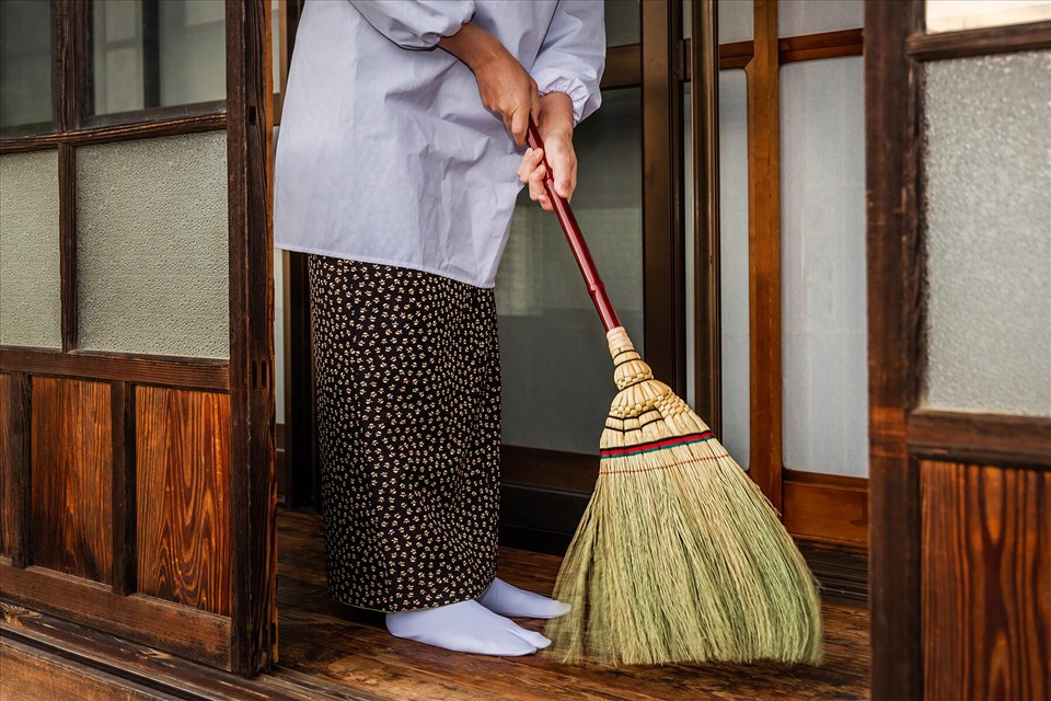 Người Nhật Bản thường có thói quen dọn dẹp nhà cửa trong những ngày đầu năm mới. Ảnh: Xinhua