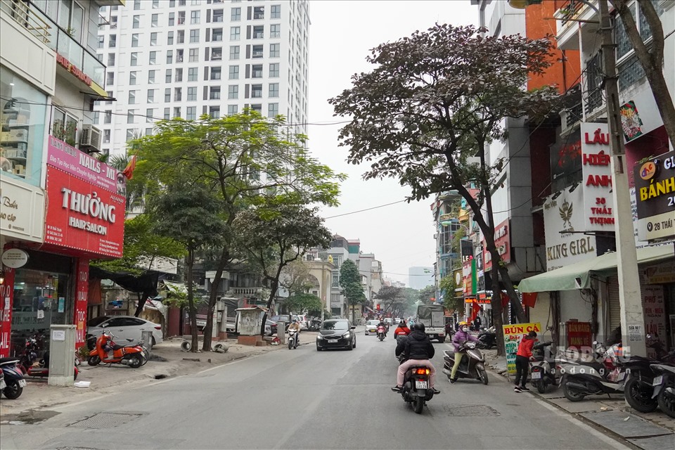 Theo ghi nhận của PV, ngày đầu năm mới 2022, đường phố Hà Nội vắng vẻ. Vì vậy, nên lượng khách ngồi ăn, uống tại chỗ ở các cửa hàng trên địa bàn quận Đống Đa vẫn còn ít, dù là ngày nghỉ lễ.