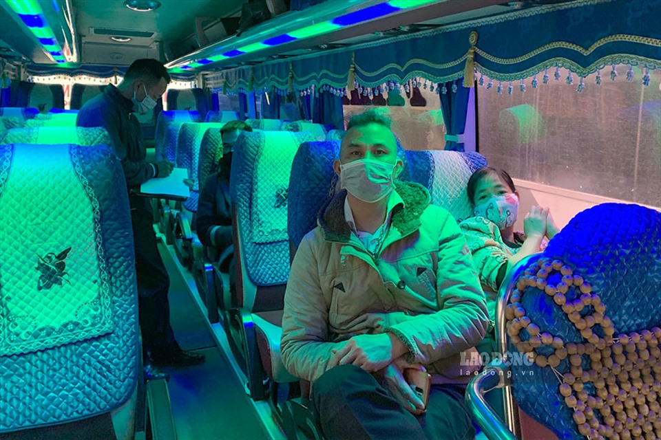 Trên xe khách chạy tuyến Hà Nội - Phú Thọ chỉ vẻn vẹn 3 hành khách. Ảnh T.Vương