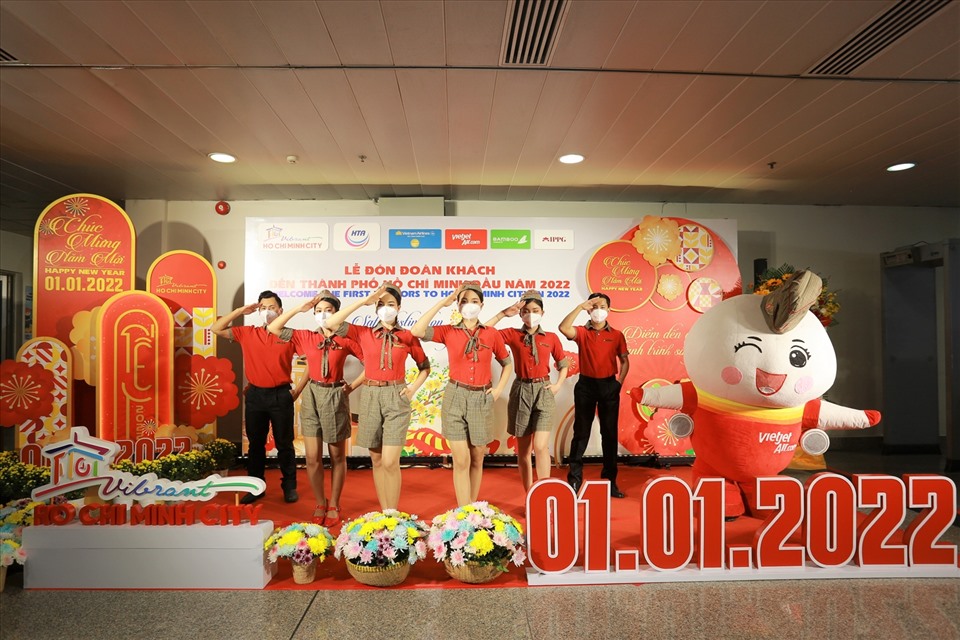 Những vũ điệu sôi động trên nền ca khúc “Có hẹn với bầu trời” cũng đã được các tiếp viên Vietjet dành tặng khách hàng trong ngày đầu năm tại sân bay Tân Sơn Nhất.