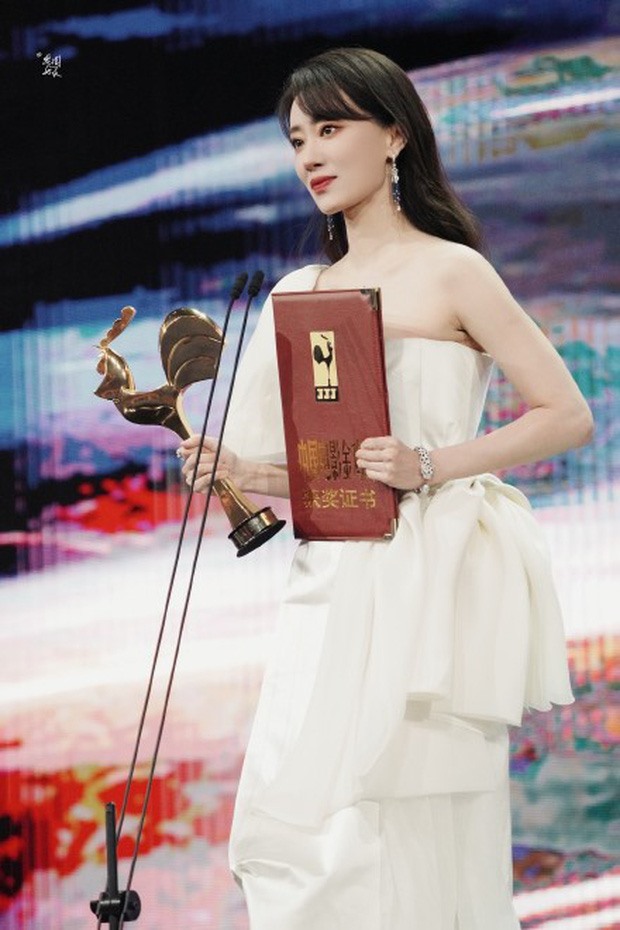 Hôm qua (31.12),Trương Tiểu Phỉ được xướng tên ở giải thưởng “Nữ diễn viên chính xuất sắc nhất” tại Kim Kê. Ảnh: Xinhua.