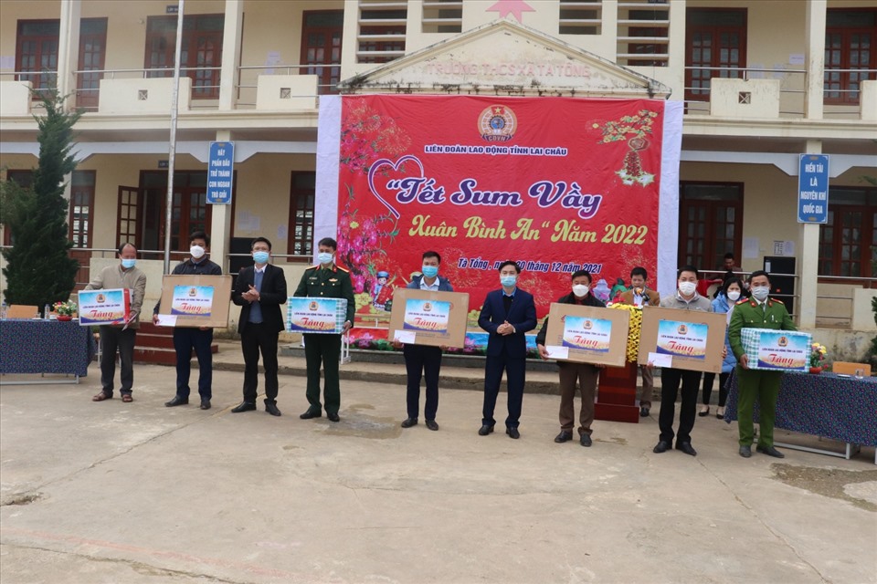 Ông Hoàng Văn Trinh - Phó Chủ tịch LĐLĐ tỉnh Lai Châu và ông Kiều Hải Nam - Phó Chủ tịch UBND huyện Mường Tè tặng quà cho các CĐCS và các đơn vị trên địa bàn xã Tà Tổng.