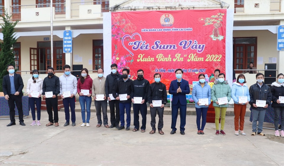 Một số hình ảnh trao quà tại Chương trình “Tết Sum vầy - Xuân Bình an” năm 2022 tại xã Tà Tổng, huyện Mường Tè