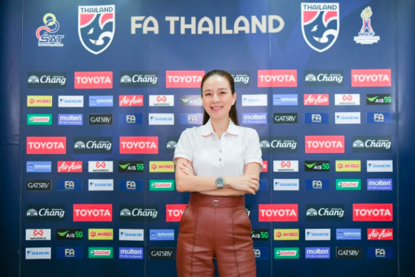 Ngày 23.8.2021, Liên đoàn bóng đá Thái Lan (FAT) Mới đây, Liên đoàn bóng đá Thái Lan (FAT) đã chính thức bổ nhiệm bà Nualphan Lamsam (tên gọi thân mật là Madam Pang) trở thành tân trưởng đoàn của đội tuyển Thái Lan và U23 Thái Lan. “Madam Pang” không phải là người xa lạ với người hâm mộ xứ chùa Vàng bởi bà là chủ tịch của Port FC - một đội bóng giàu truyền thống bậc nhất của bóng đá Thái Lan. Ảnh: Instagram