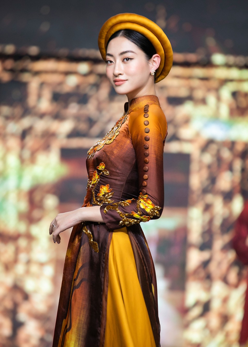 Trong chương trình nghệ thuật Chào xuân mới, Lương Thùy Linh diện áo dài tông nâu và vàng, thêu nổi. Sau khi đoạt danh hiệu Hoa hậu Thế giới Việt Nam 2019, cô lấn sân nghề mẫu, được nhiều nhà thiết kế chọn trình diễn.