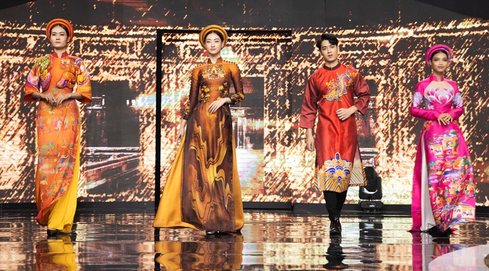 Lương Thùy Linh (thứ hai từ trái sang) catwalk cùng các học trò tại The Next Face. Y Hạ (trái) là quán quân cuộc thi.