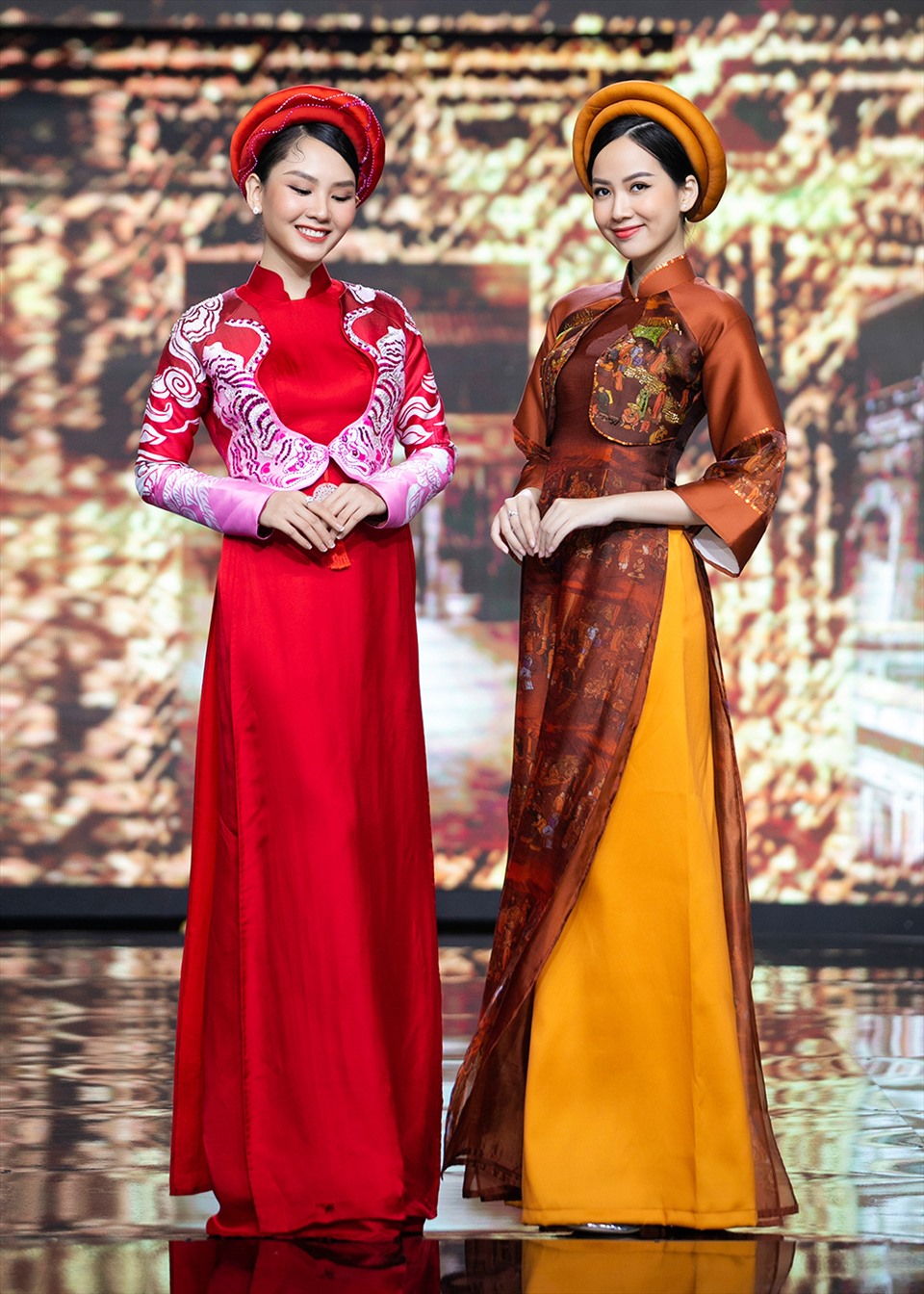 La Sen Vũ giữ phom dáng áo dài truyền thống với một số chi tiết cách tân như tay loe, kết hợp áo khoác lửng.