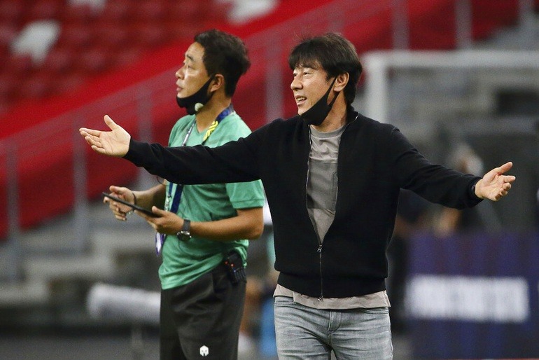 Huấn luyện viên Shin Tae-yong không hài lòng khi tuyển Indonesia có 4 cầu thủ bị cấm thi đấu. Ảnh: AFF