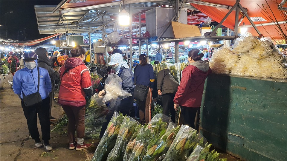 Từ 7 giờ tối, hoa theo xe từ các nơi đổ về chợ hoa Quảng An. Chợ bắt đầu nhộn nhịp từ 21 giờ đêm.