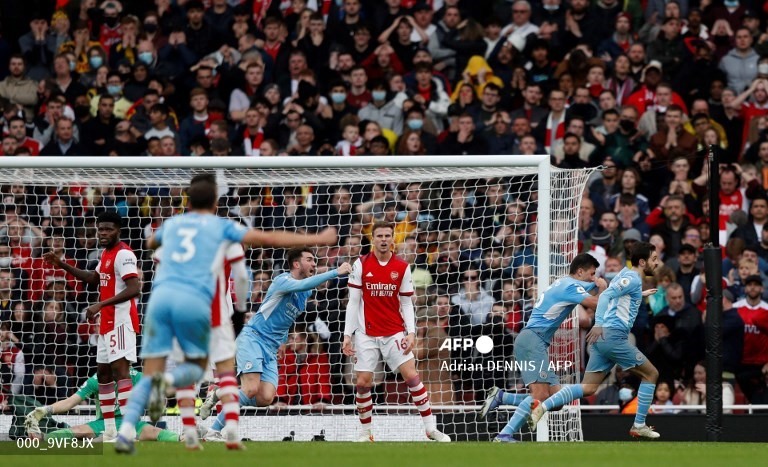 Tỉ số 1-1 được kéo dài đến những phút bù giờ, để Arsenal được tin là sẽ làm chậm bước tiến của Man City. Thế nhưng, đúng vào phút bù giờ thứ 3, Rodri đã thực hiện một trong những pha ghi bàn khó tin nhất trong lịch sử, mang về chiến thắng cho Man City. Trước khi Chelsea gặp Liverpool vào tối 2.2, Man City tạm dẫn đối thủ bám đuổi gần nhất là 11 điểm.