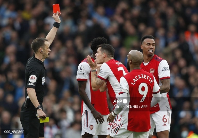 Thế nhưng, tình huống lỗi của Granit Xhaka và tấm thẻ vàng thứ hai của Gabriel Magalhães sau gần 1 giờ thi đấu đã làm xoay chuyển tình thế.