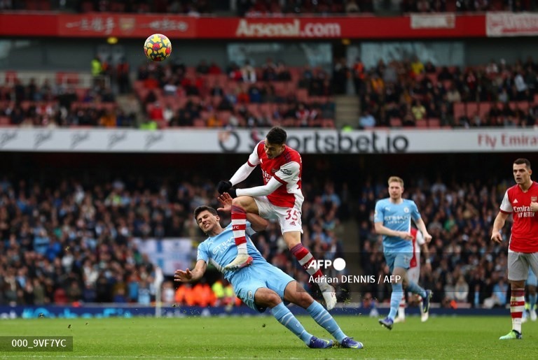 Không chỉ đứng vững trước sức tấn công mạnh mẽ của Man City, Arsenal thậm chí còn ghi bàn dẫn trước sau 31 phút thi đấu, với pha phối hợp rất hay và người kết thúc là Bukayo Saka. Ảnh: AFP