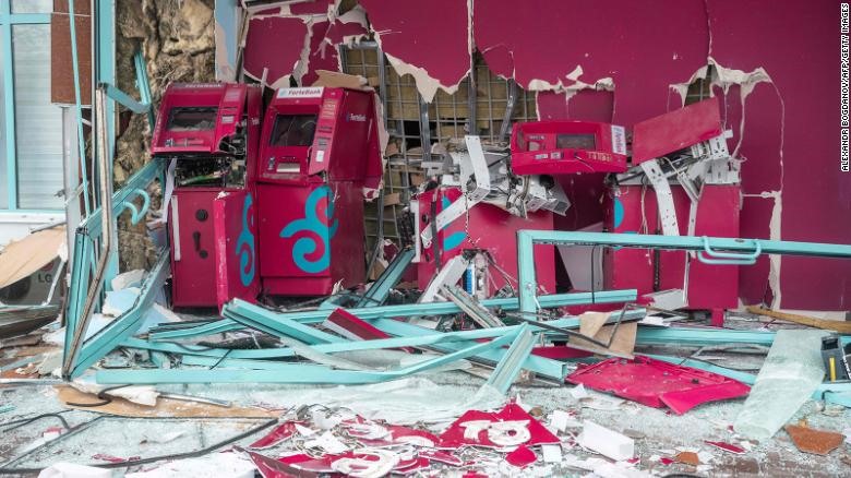 Một ngân hàng ở thành phố Altamy bị đập phá hôm 8.1.2022. Ảnh: AFP