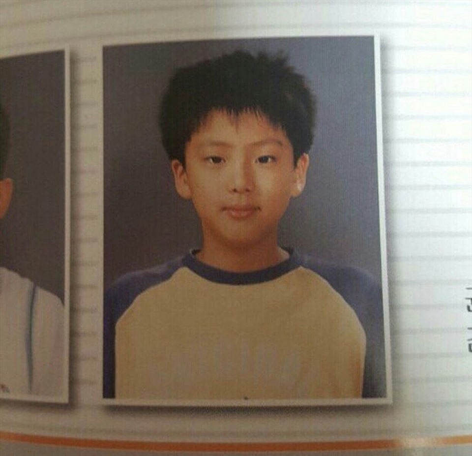 Đến tuổi đi học, khuôn mặt của Jin trông bầu bĩnh hơn nhưng vẫn giữ được nét đẹp vốn có. Ảnh: Pann