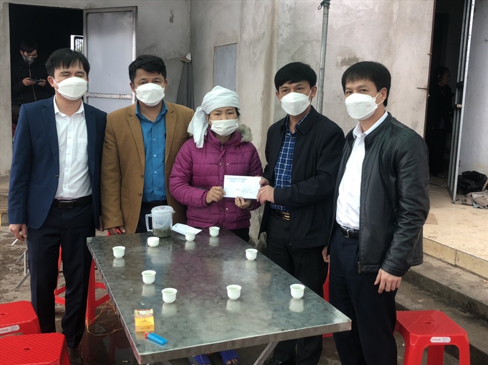 Đoàn công tác của LĐLĐ tỉnh Thanh Hóa đến thăm hỏi và động viên gia đình nữ công nhân bị cháy nhà. Ảnh: M.C