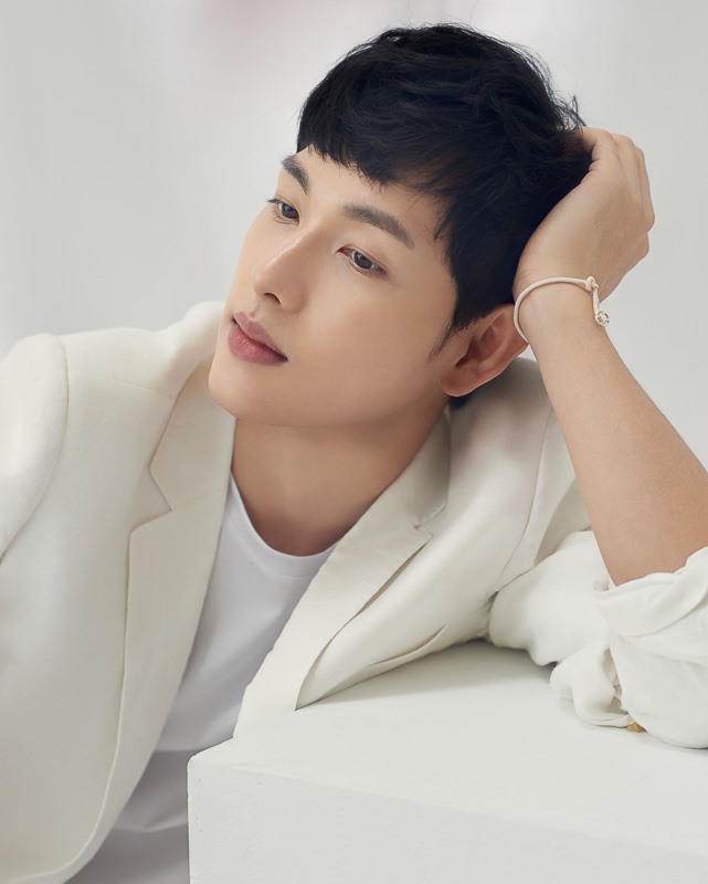 Nam tài tử Im Siwan nhận được