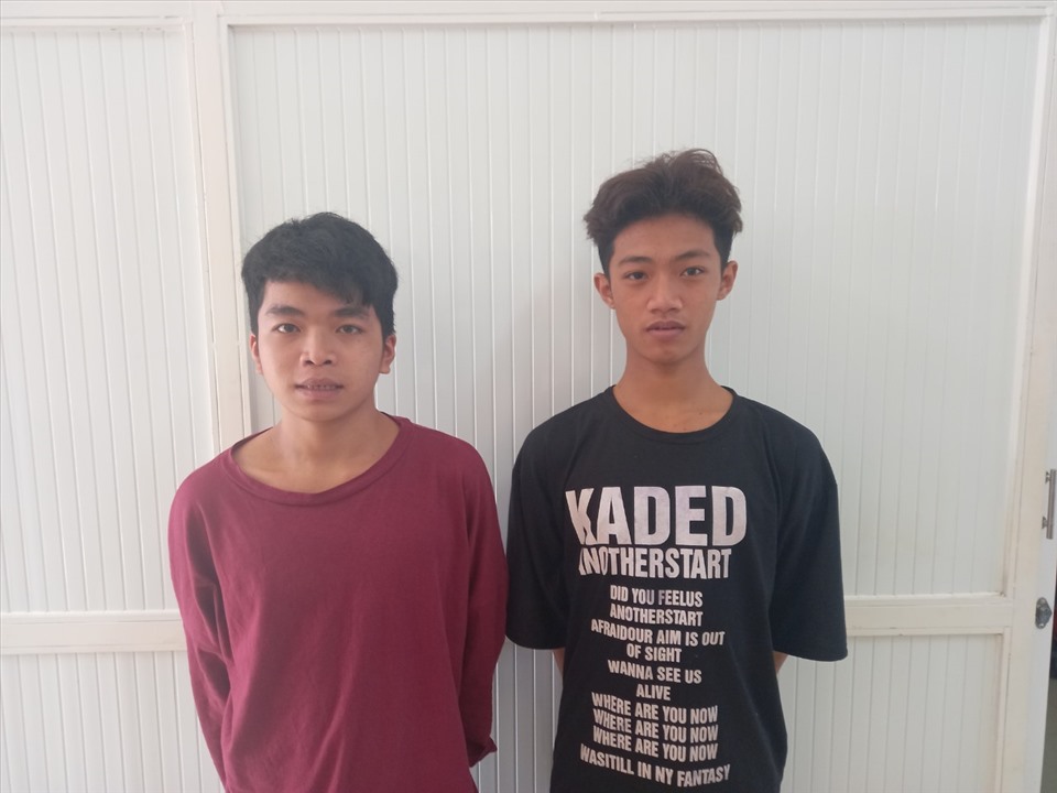 Hai thanh niên thực hiện vụ cướp giật điện thoại bị Công an thành phố Bảo Lộc bắt giữ. Ảnh:KP