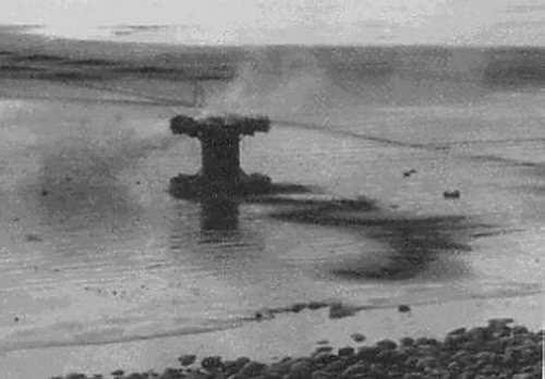 Panjandrum lật nghiêng trên bãi biển sau khi mất kiểm soát và các rocket phát nổ. Ảnh: Wikipedia.