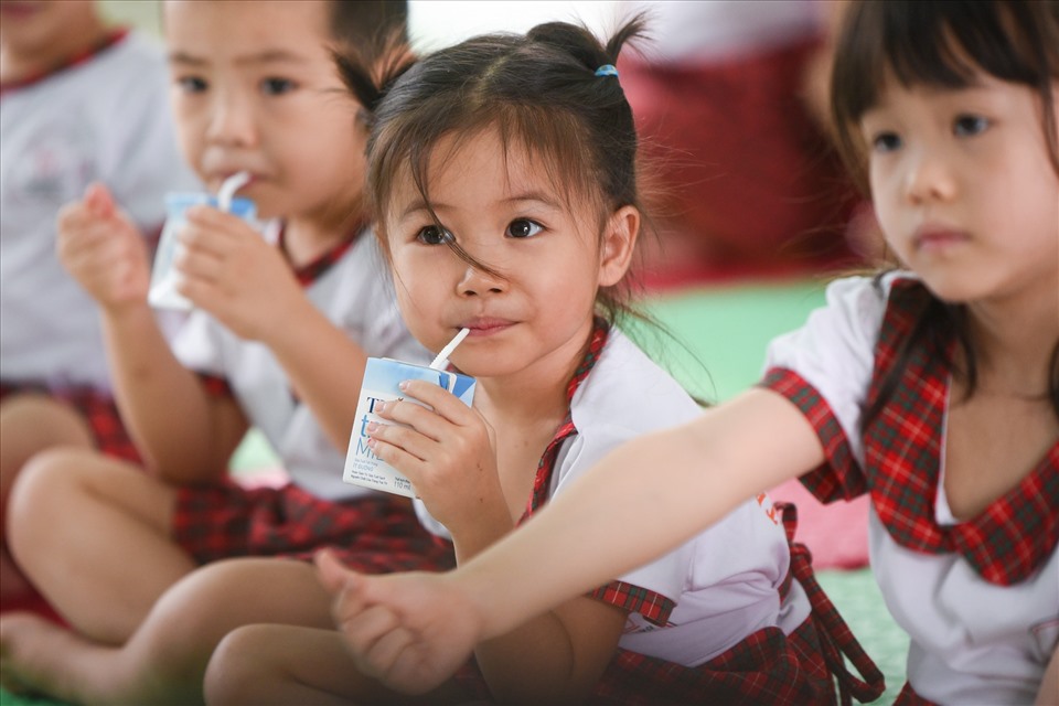 Ly sữa tươi sạch TH true MILK đồng hành cùng sức khỏe và tầm vóc trẻ em Việt Nam.