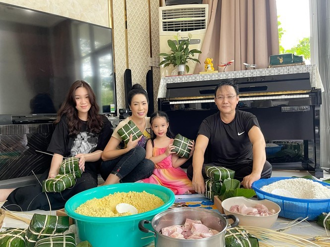 Gia đình NSƯT Trịnh Kim Chi đều tự tay gói những chiếc bánh chưng vào mối dịp Tết. Ảnh: NVCC